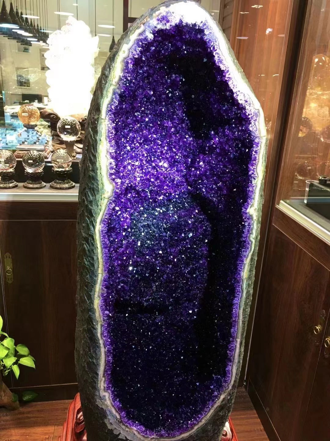 頂級烏拉圭彩色紫水晶晶洞  Top Uruguayan Colored Amethyst Geode